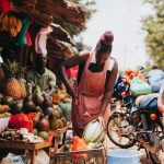 Bild einer Frau an einem Markt in Afrika