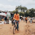Bild eines afrikaners am Rad am Markt